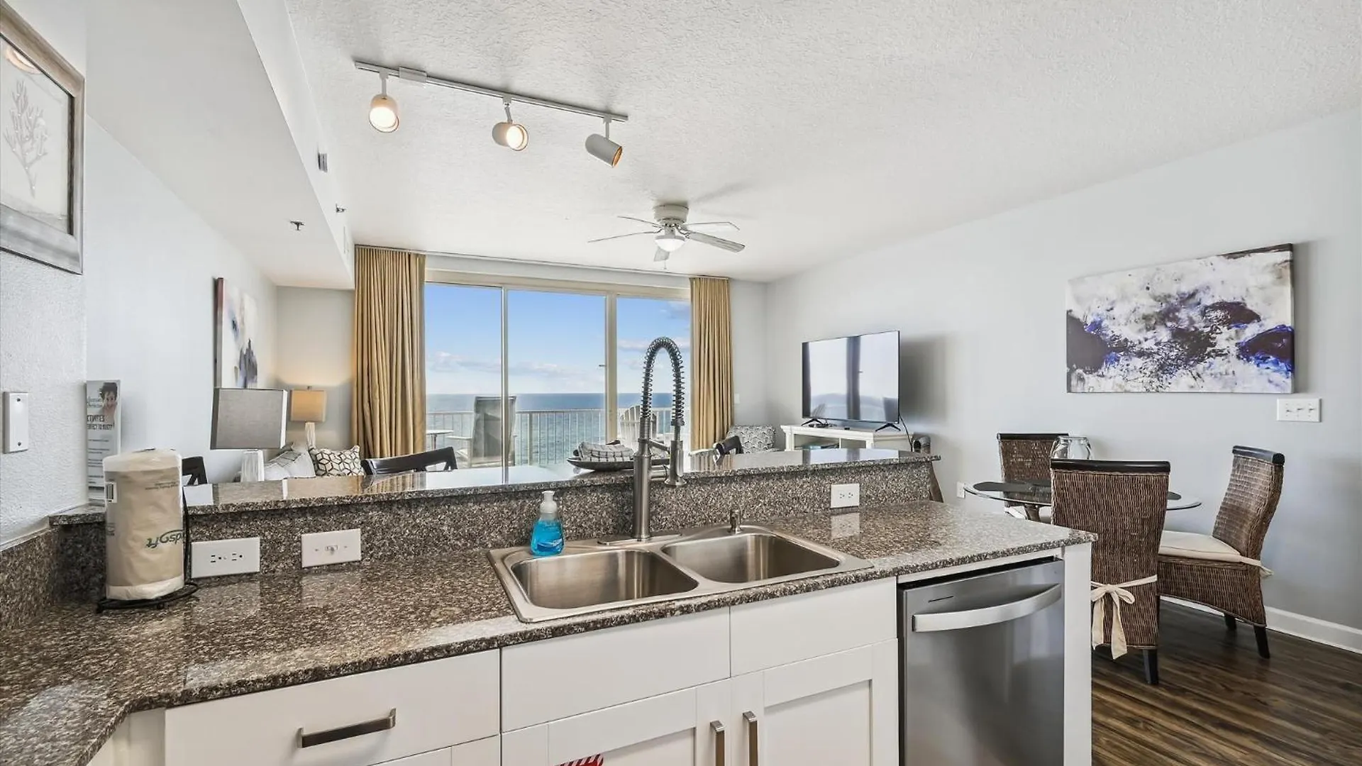 Apartment Shores Of Panama 630-1Bdbunks, Sleeps 6, Beach Front! Free Fun! Reserved Parking Space Condo Panama City Beach