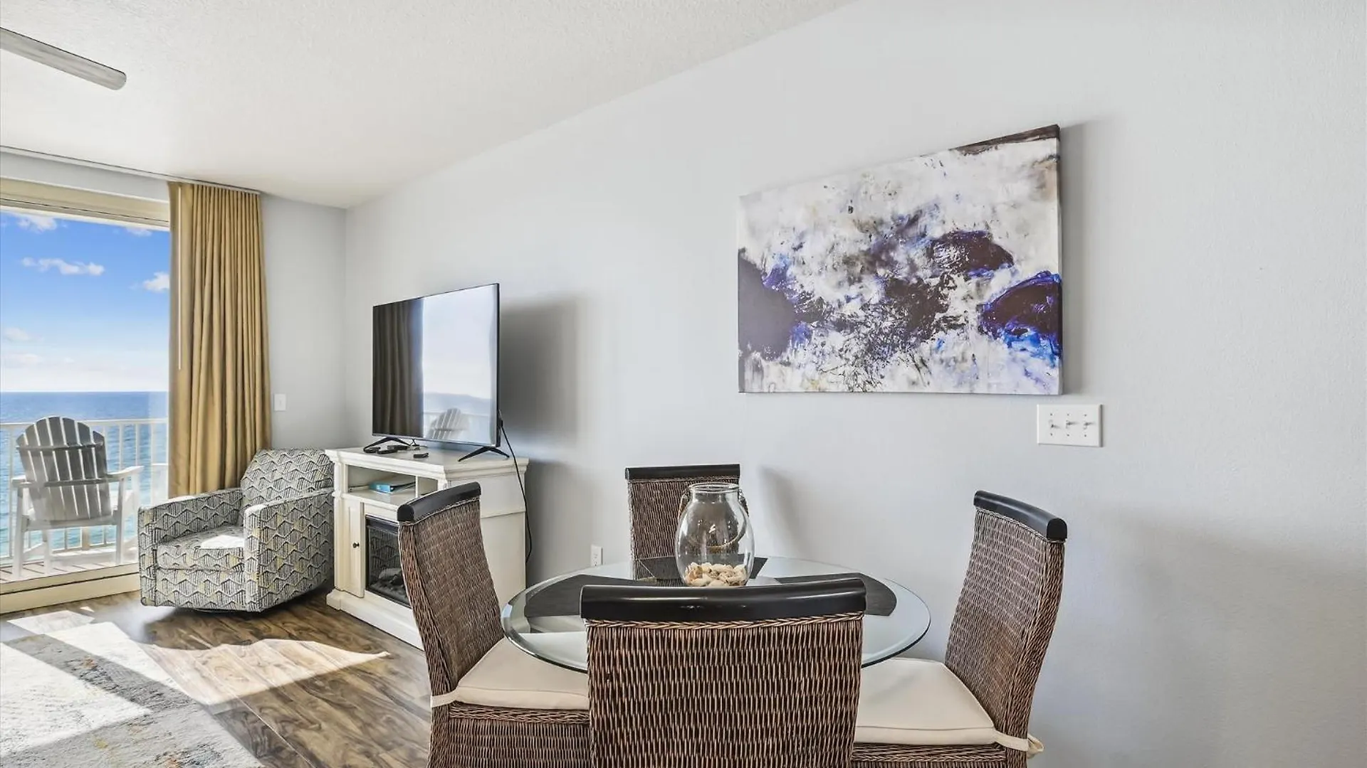 Apartment Shores Of Panama 630-1Bdbunks, Sleeps 6, Beach Front! Free Fun! Reserved Parking Space Condo Panama City Beach United States